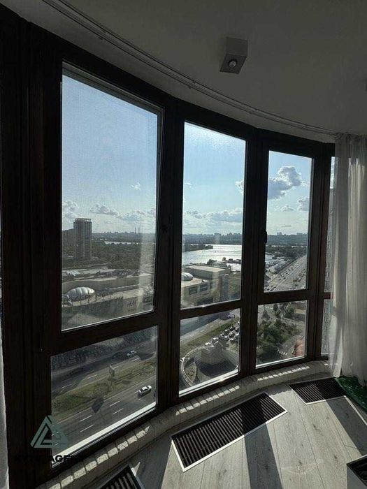 Вид на Дніпро ! Студія + окрема спальня 104 м2 вул. Дніпровська наб 25