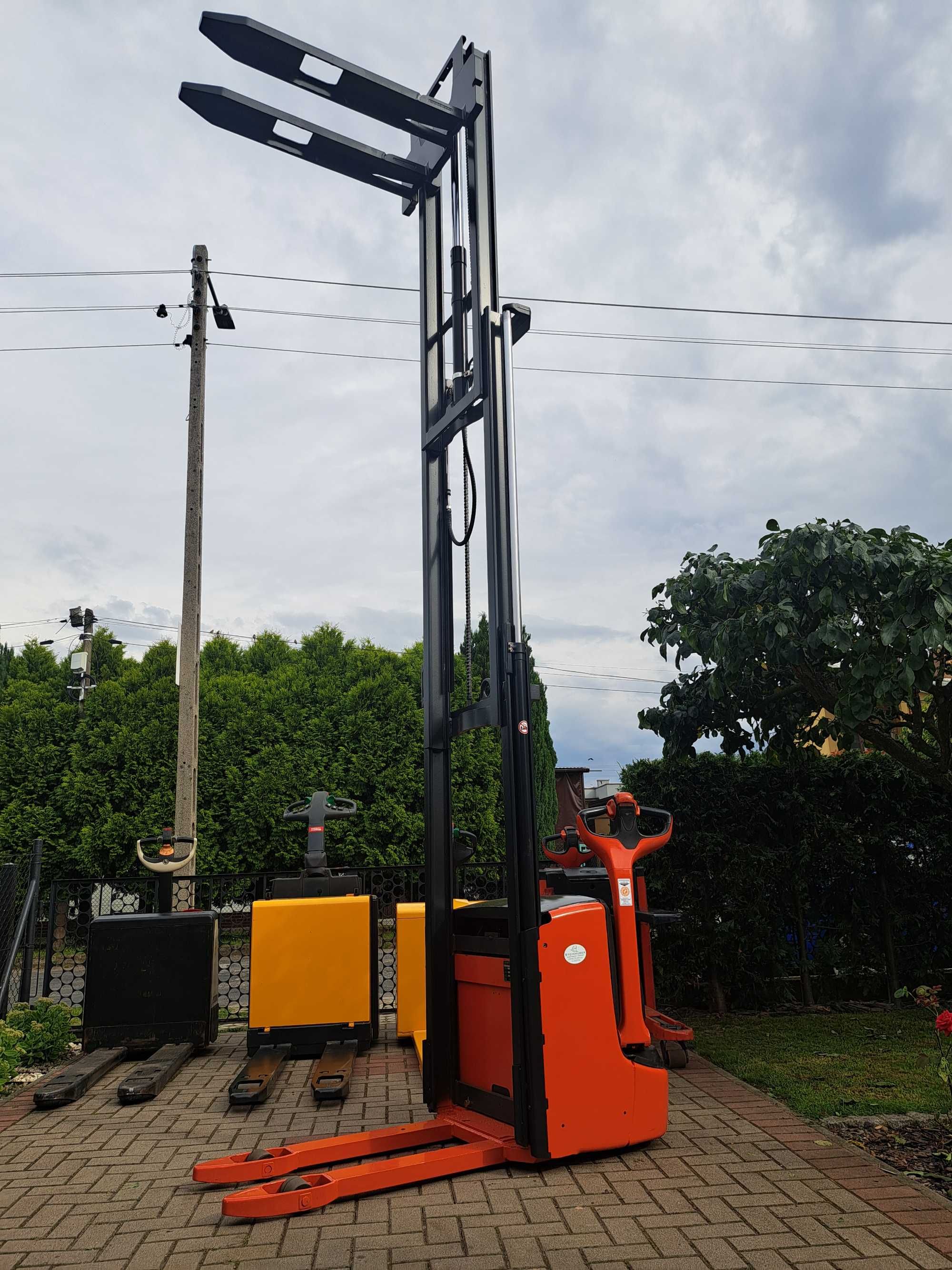 Wózek paletowy masztowy elektryczny LINDE L12, L14 triplex, T16