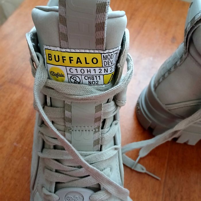 Нове жіноче взуття