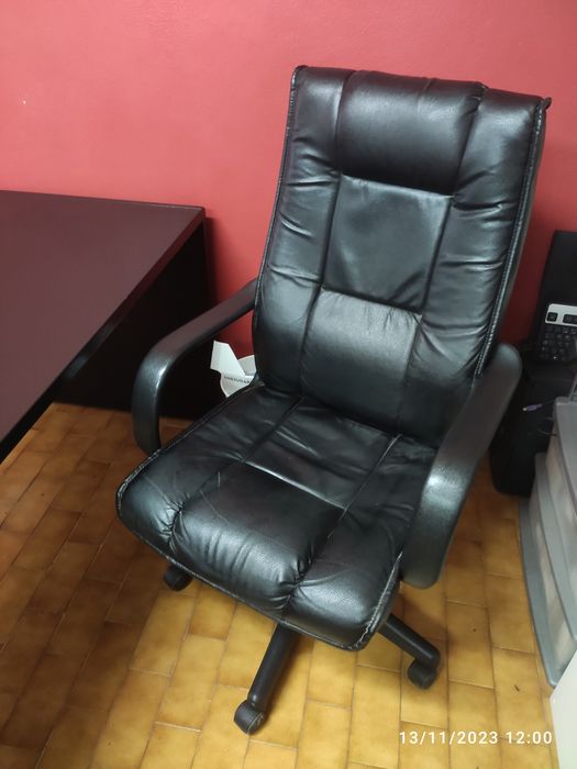 Conjunto de secretária com bloco de gavetas e cadeira executiva