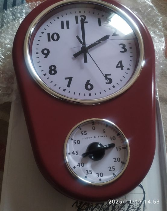 Zegar ścienny cyfrowy.