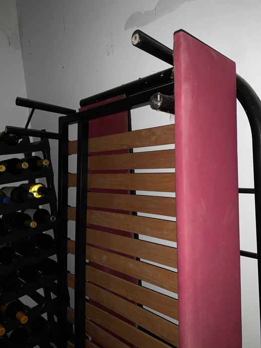 Estrado para cama de casal. Em madeira com tecido vermelho bordô