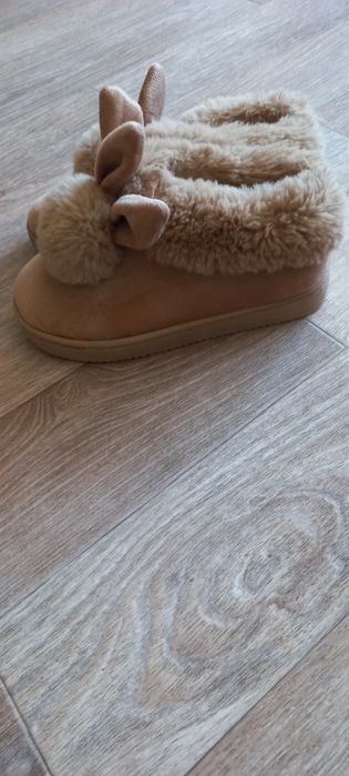 Угі на дівчинку 37 розміру