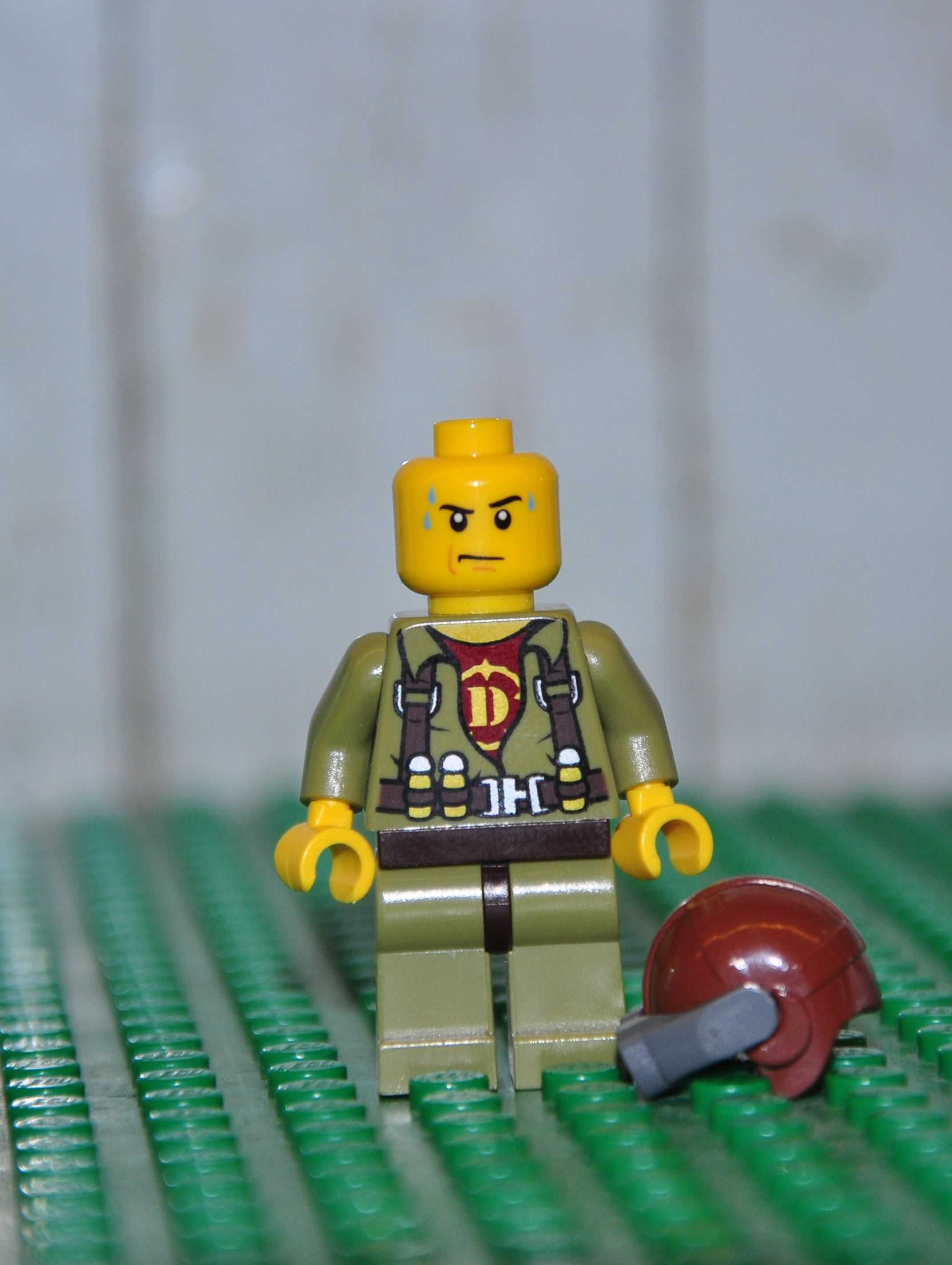 F1464. Figurka LEGO Dino - dino002 Hero - Helicopter Pilot