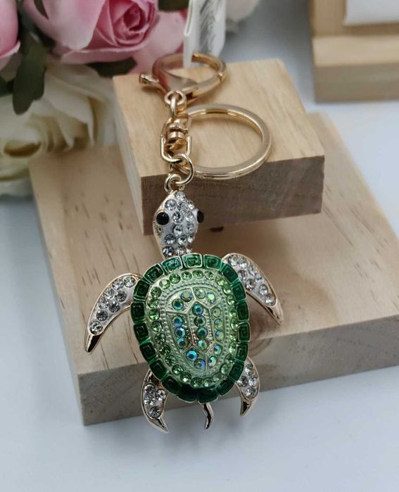 Brelok żółw z zielone cyrkonie elegancka zawieszka do kluczy torebki