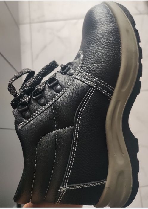 Нове робоче взуття