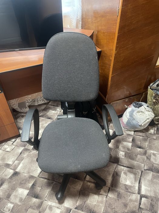 Офісні крісла на колесиках б/у