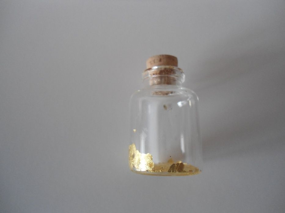 1 Frasco pequeno de vidro com folha de ouro no fundo