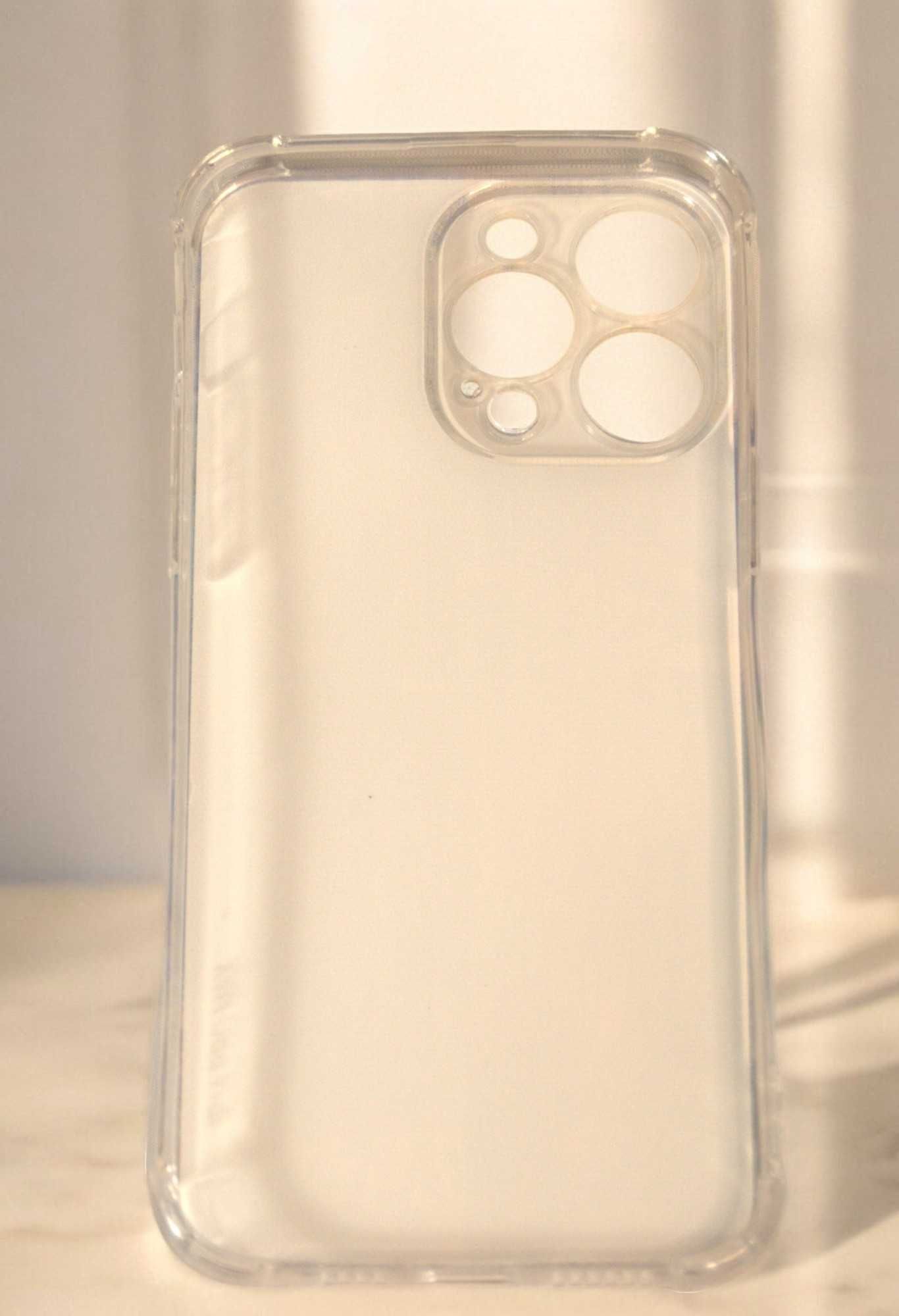 Etui na iPhone'a 14 Plus, wykonany z TPU.