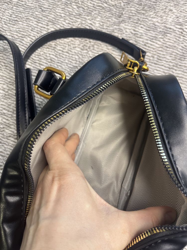 Чорна сумочка в стилі MIU MIU