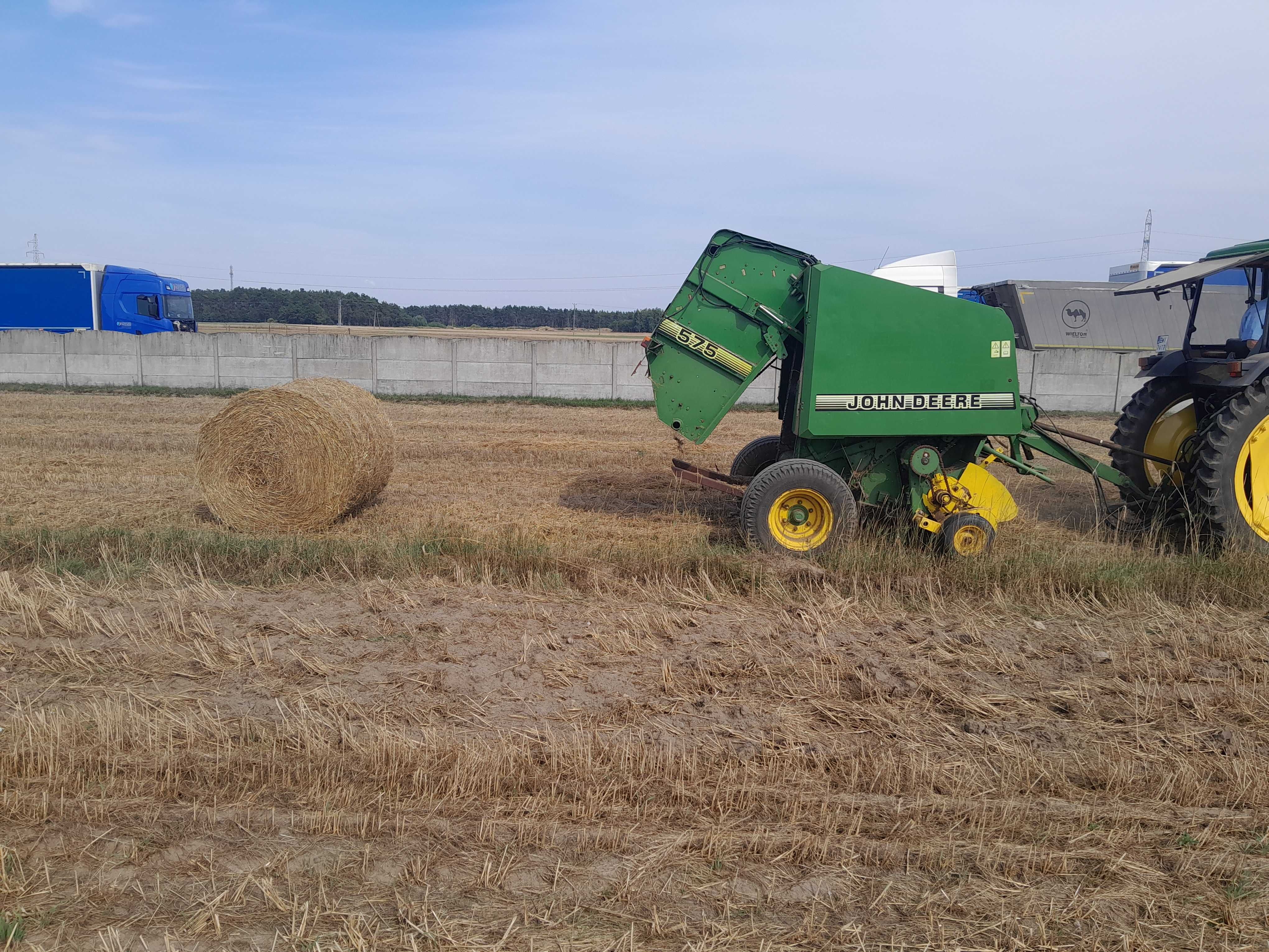 Prasa zwijająca John Deere 575 z rotorem na szerokim podbieraczu