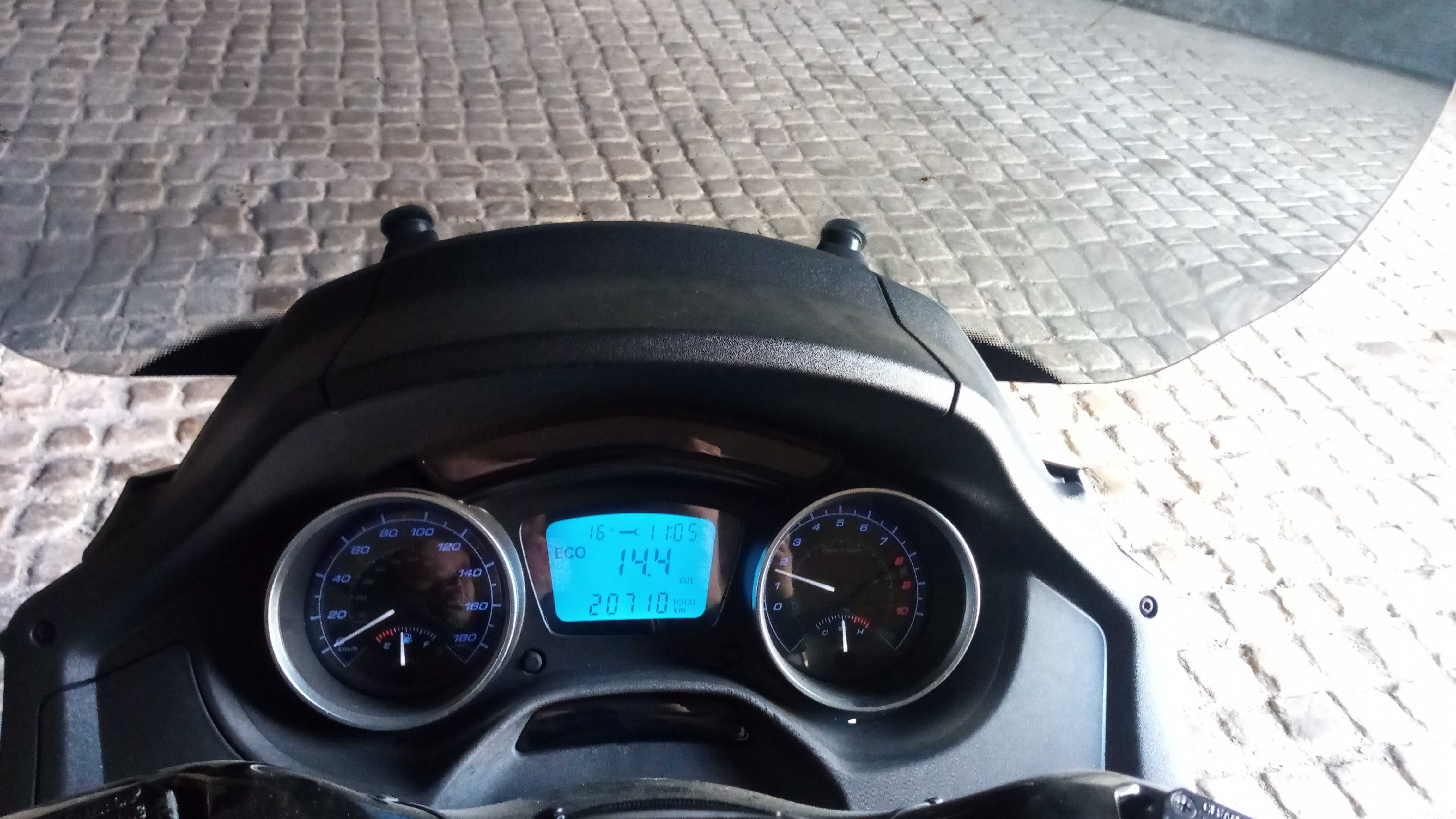 Piaggio Mp3 500 de 2015 pode ser conduzida com carta de carro