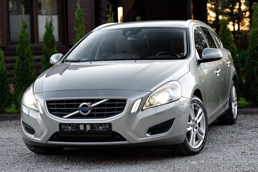 Volvo V60 2.0B 240KM BIXenon CITY SAFETY Grz.fotele Navi Tempomat Serwis