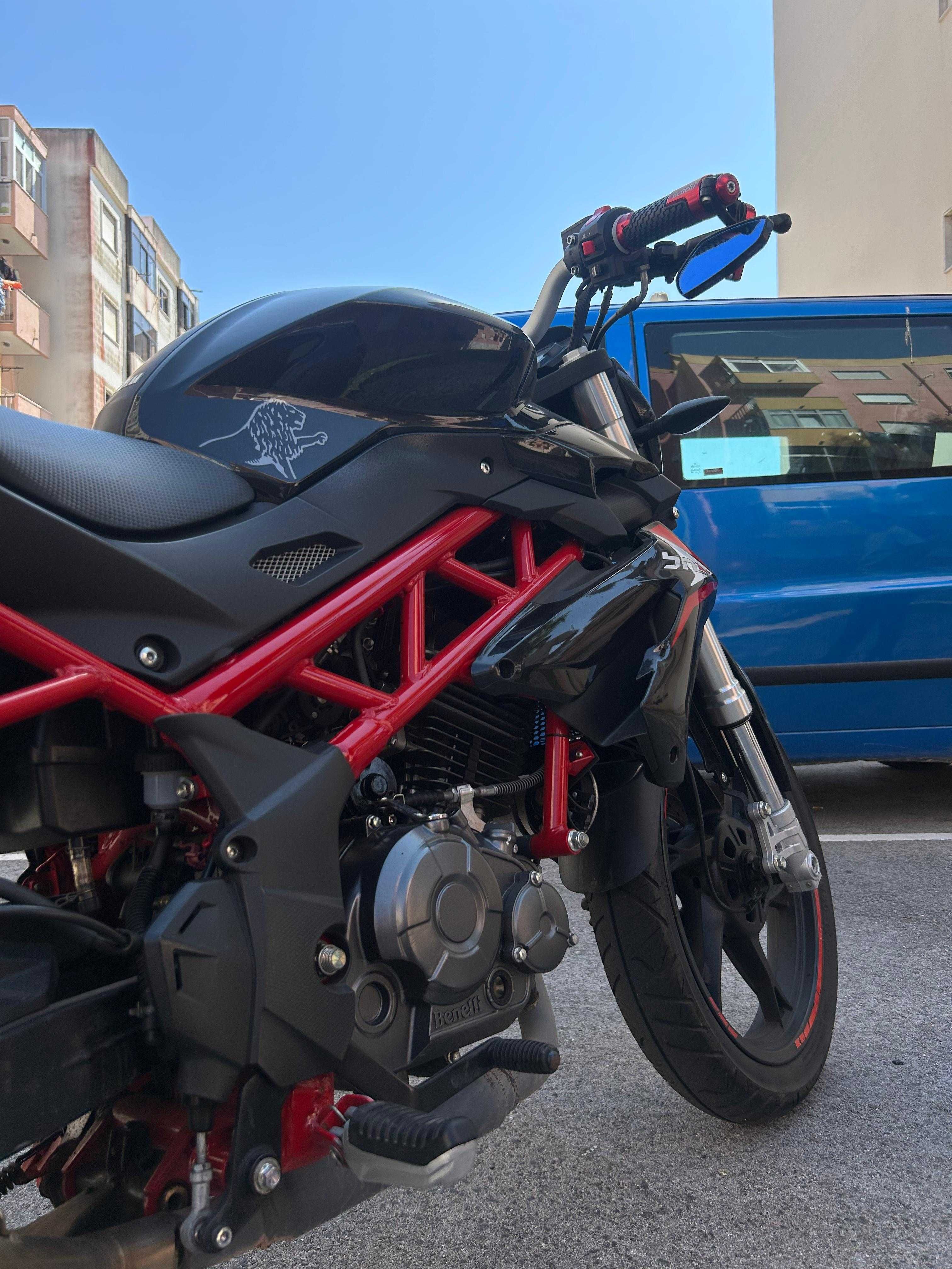 Benelli Bn 125 com extras