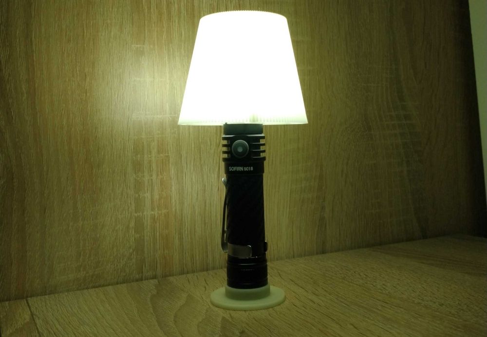 Latarka, lampka nocna z abażurem.