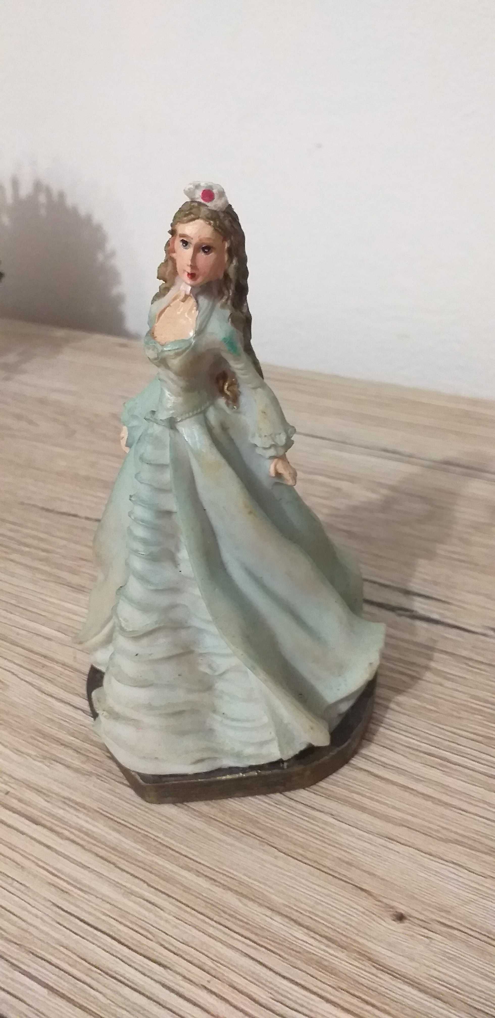 Figurka królowej z czasów prl