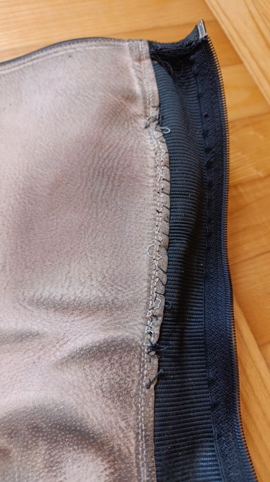 Czapsy hippica skórzane