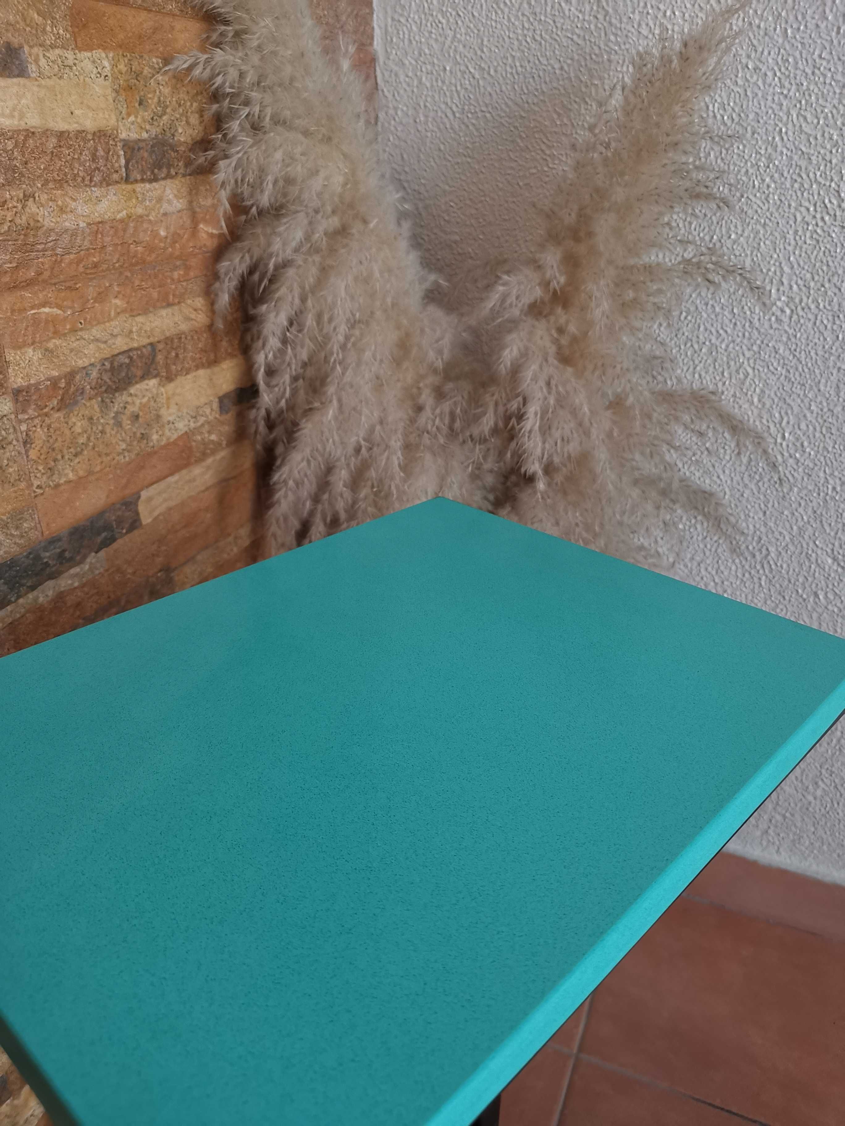 Mesa de apoio com tampo em Silestone