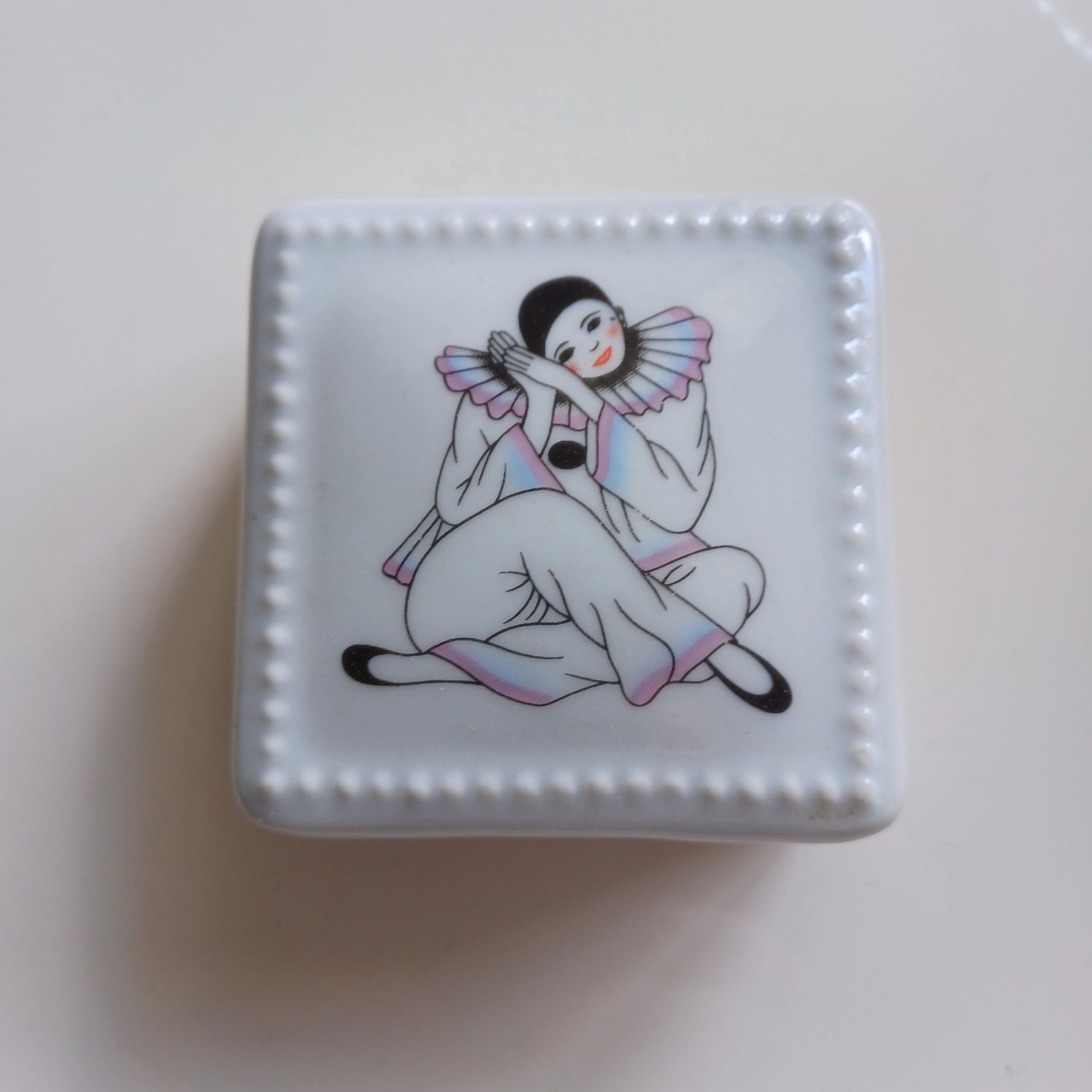 Puzderko szkatułka Arlekin porcelana sygnowana