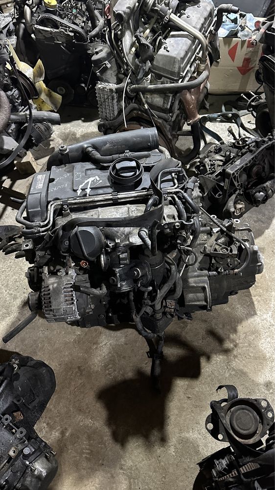 Двигун Volkswagen Touran Passat AZV 2.0 tdi двигатель мотор
