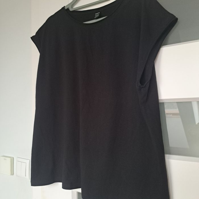 Czarny damski t-shirt
