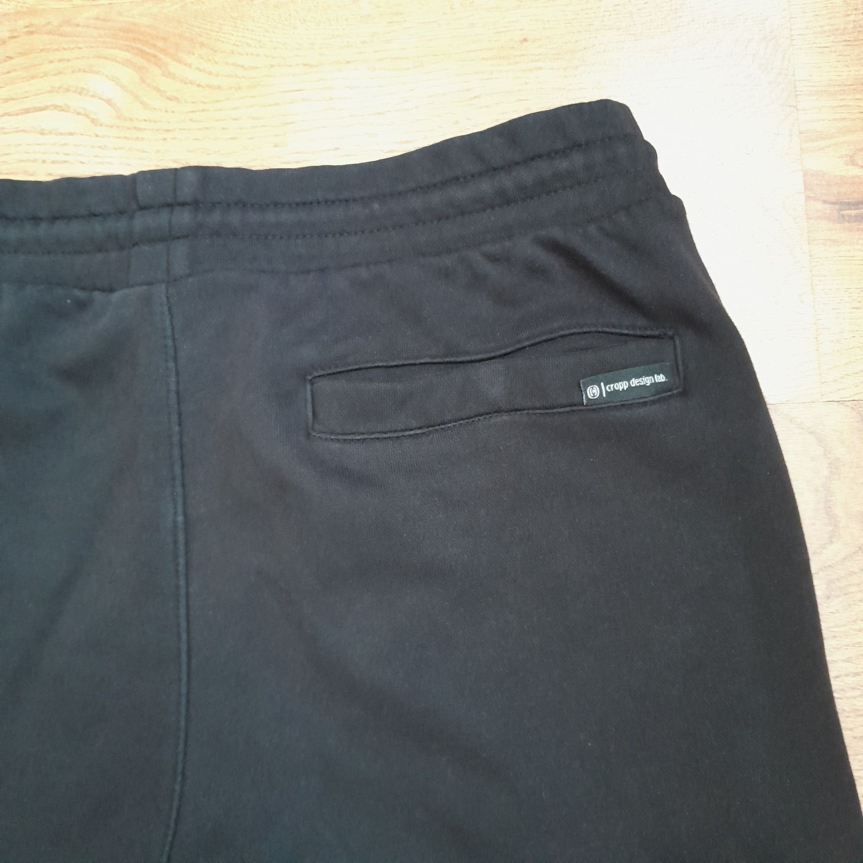 Czarne dresowe joggery Cropp regular rozm. S