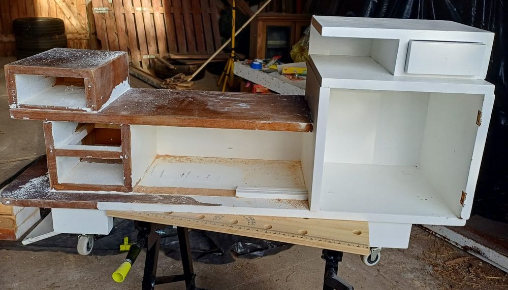 Swiezo odrestaurowana szafka