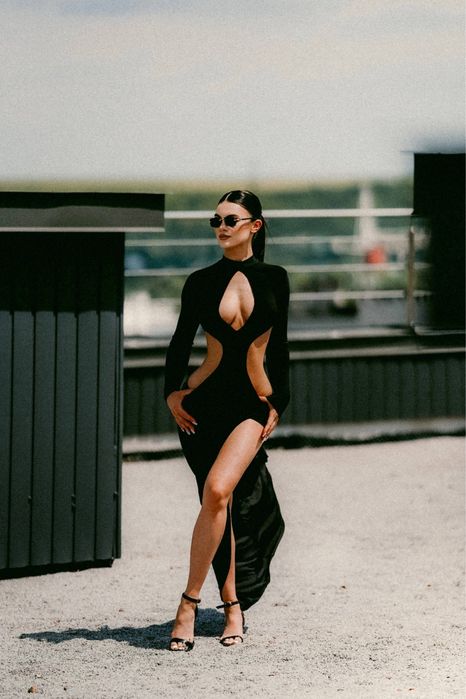 Ефектна чорна сукня Nav з вирізами та високим розрізом Skinz