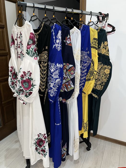 Великий розпродаж платтів і вишиванок