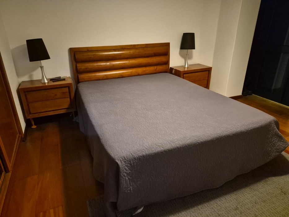 Cama de casal e mesas de cabeceira em madeira de cerejeira