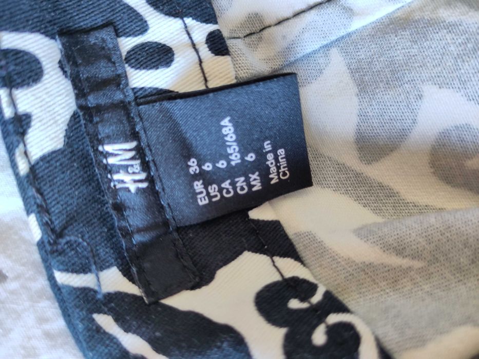Mini saia padrão preto e branco