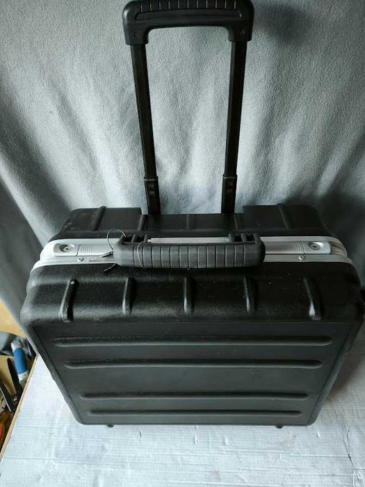 Walizka narzędziowa GT + narzędzia na kółkach z kluczem