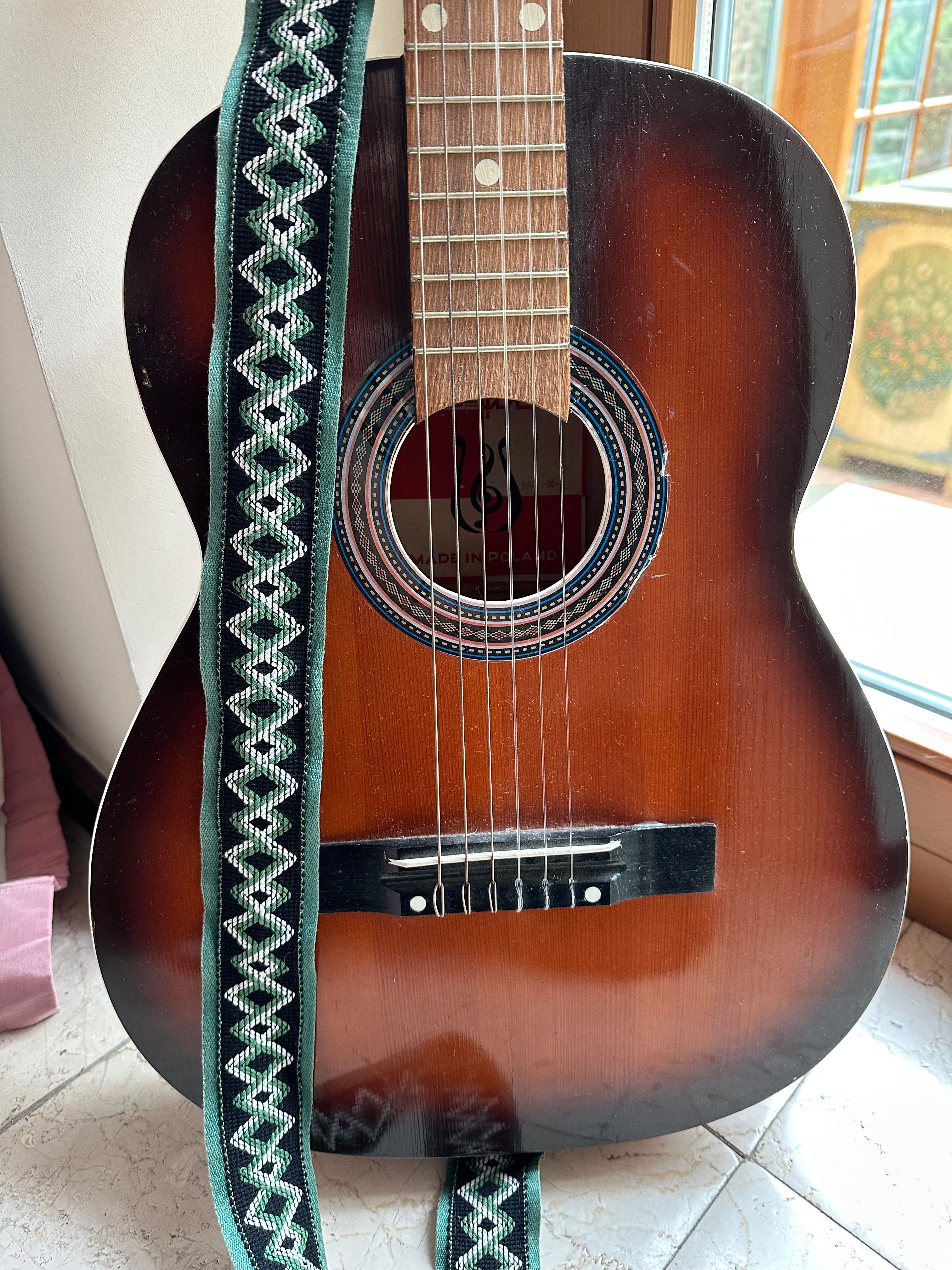Gitara akustyczna z ozdobną rozetą