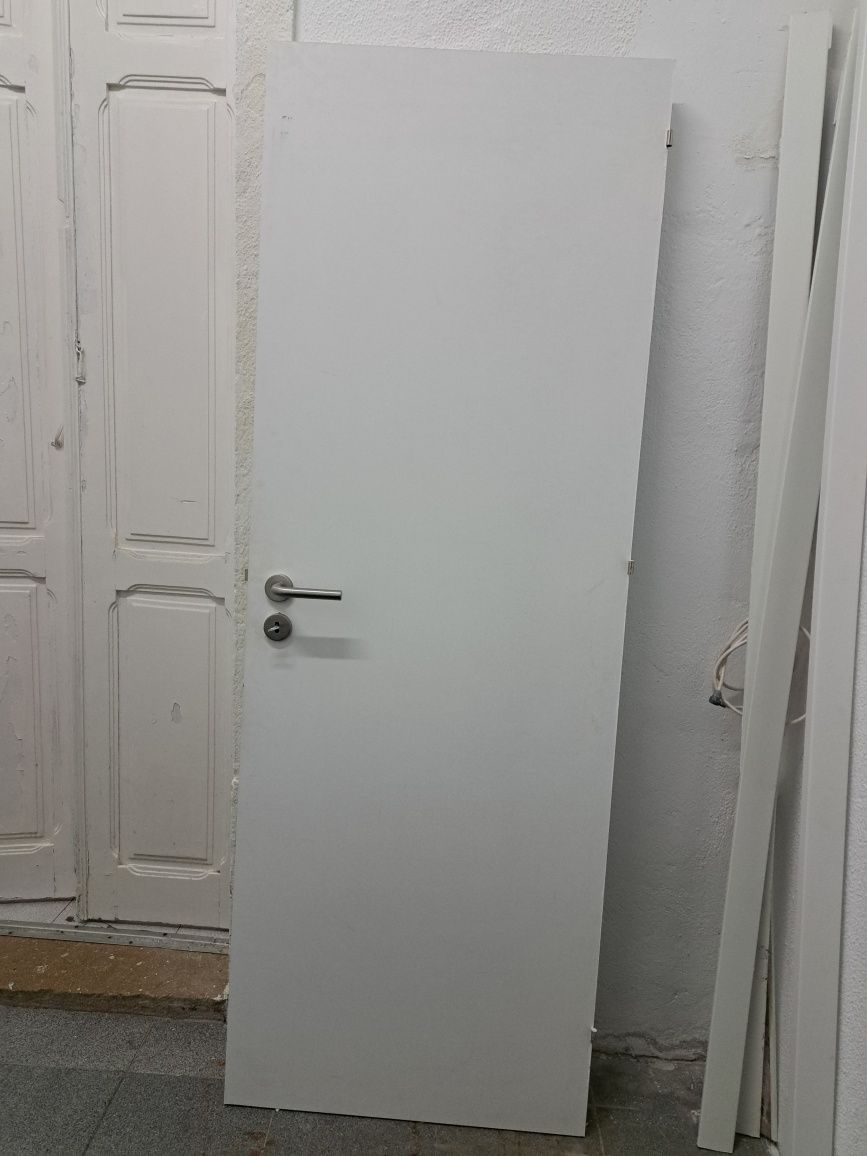 Porta interior com fechadura