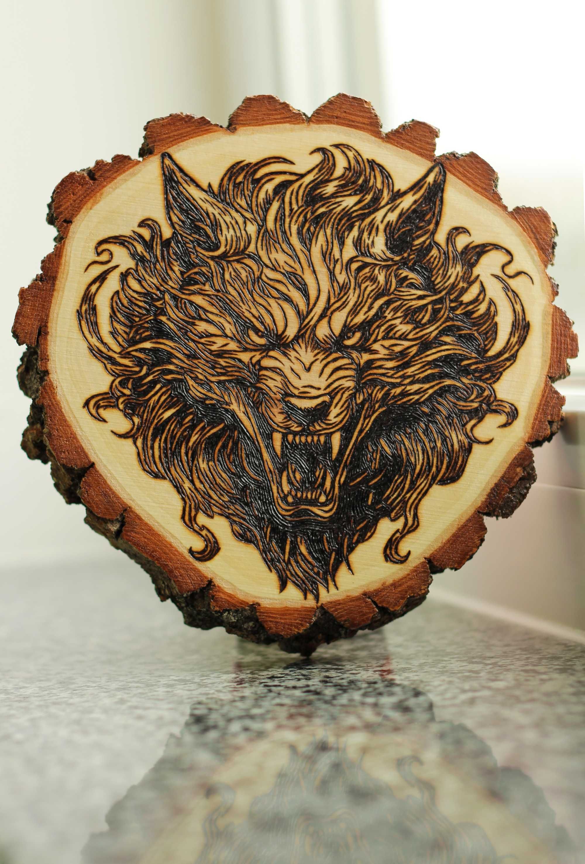 Картина з вовком на зрізі дерева, пірографія, випалювання