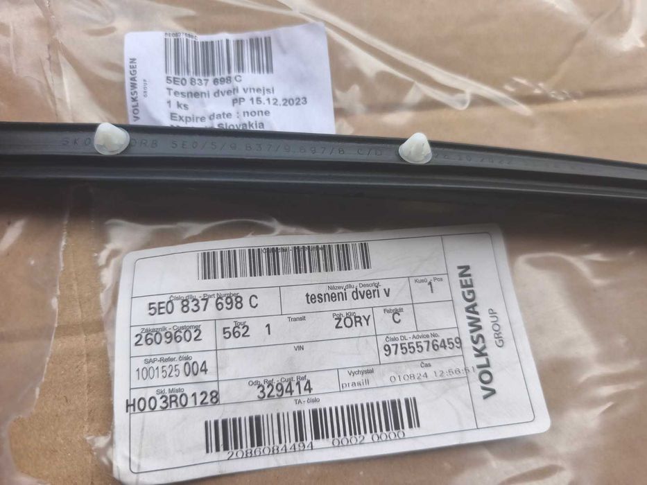 Uszczelka zewnętrzna drzwi skoda  octavia III przód prawy 5E0/837/698