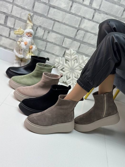 Жіночі шкіряні зимові черевики в кольорах