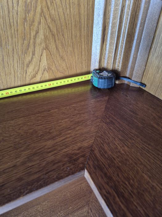 Drewniany regał narożny