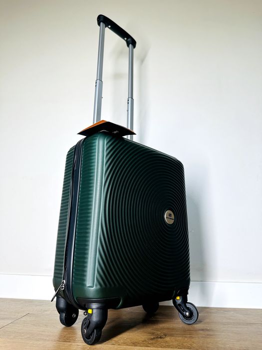 Nowa walizka 40x30x20 bagaż podreczny bezpłatny