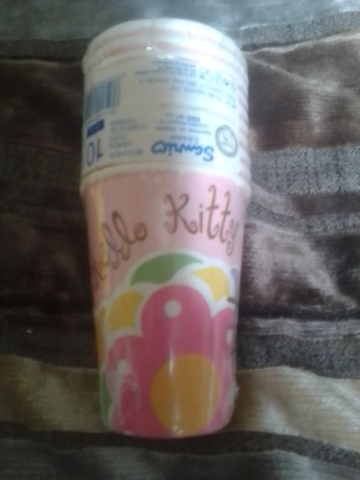 Embalagem nova de 10 copos da Hello Kitty só 1€