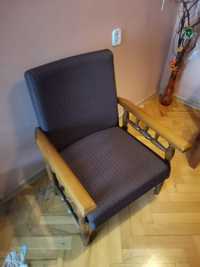 Fotel wraz z stolikiem  drewno wzór PRL i solidne siedzisko  .
