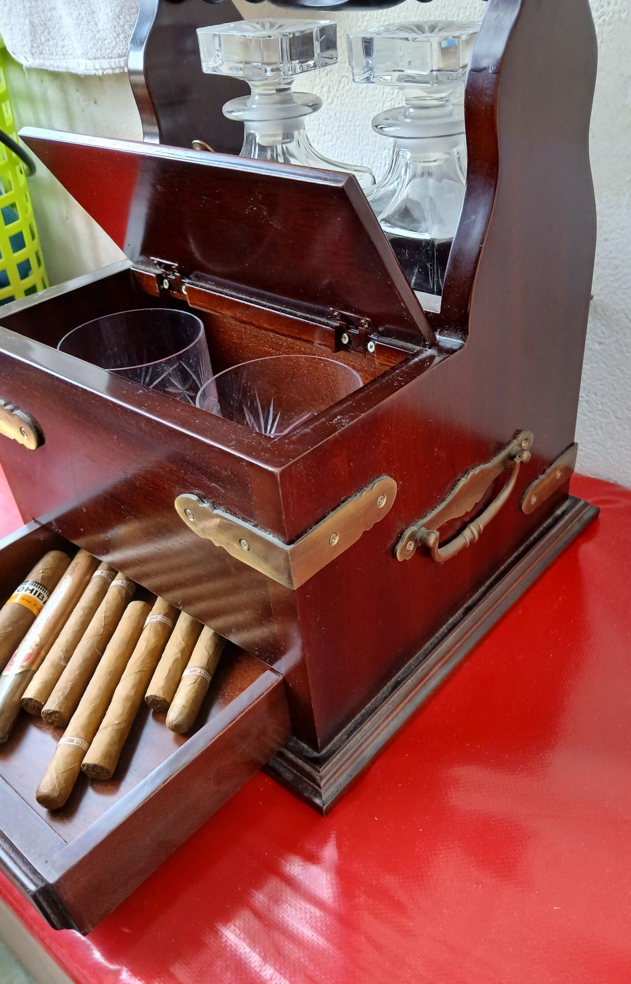 Tantalo antigo para sala