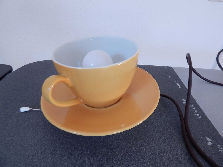 Светильник настольный, настенный.