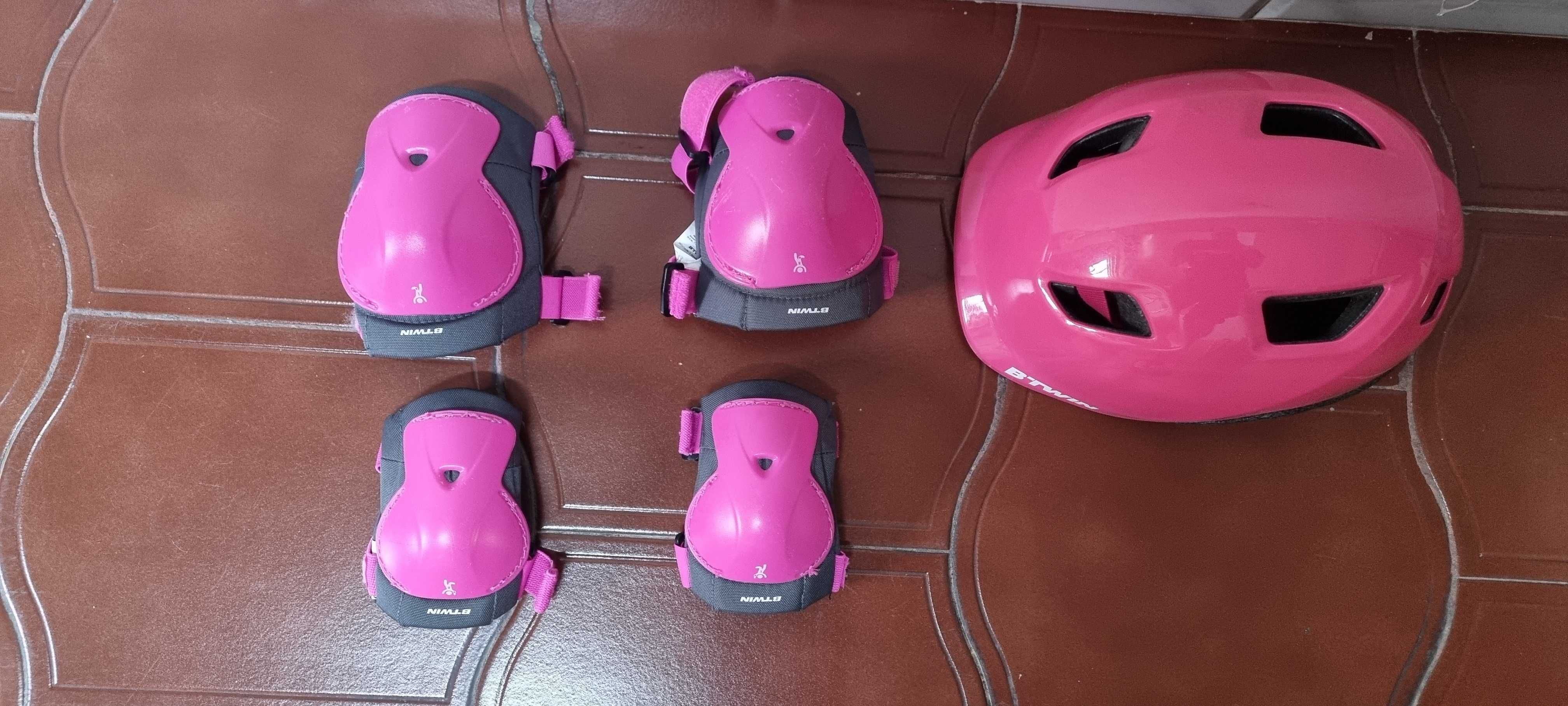 Kit capacete, joalheiras e cotoveleiras de criança.