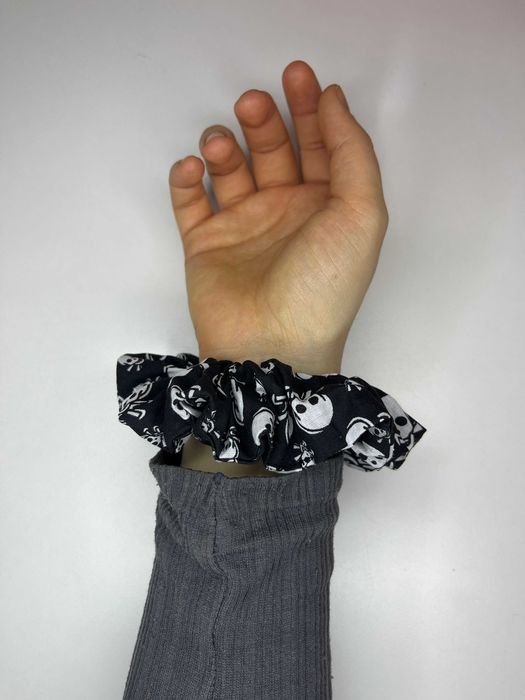 Mała halloweenowa gumka scrunchie – czarna z motywem czaszek, handmade