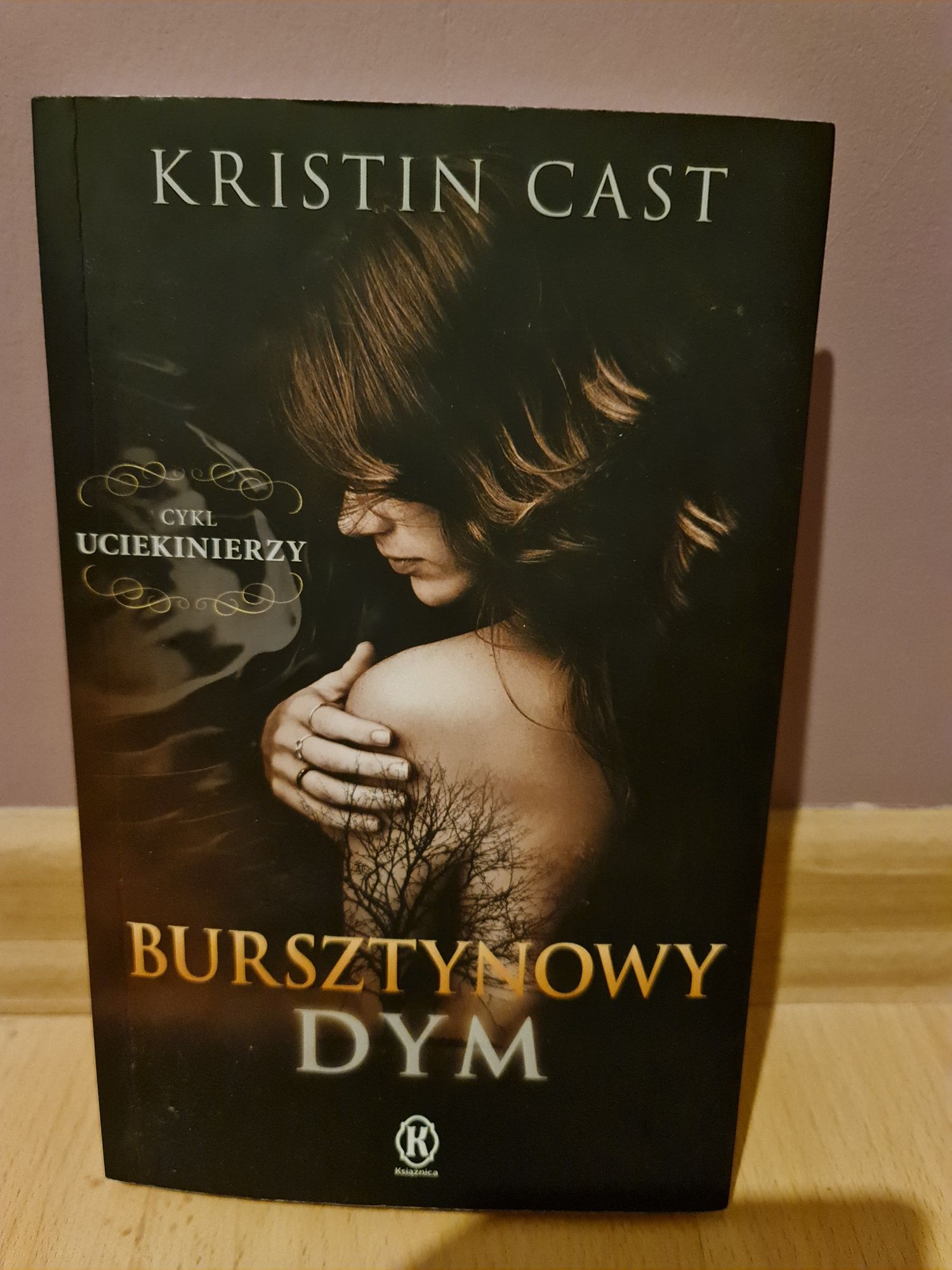 Bursztynowy dym, Kristin Cast