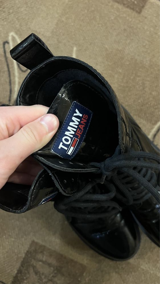 Крутые ботинки лаковые сапожки от Tommy Jeans