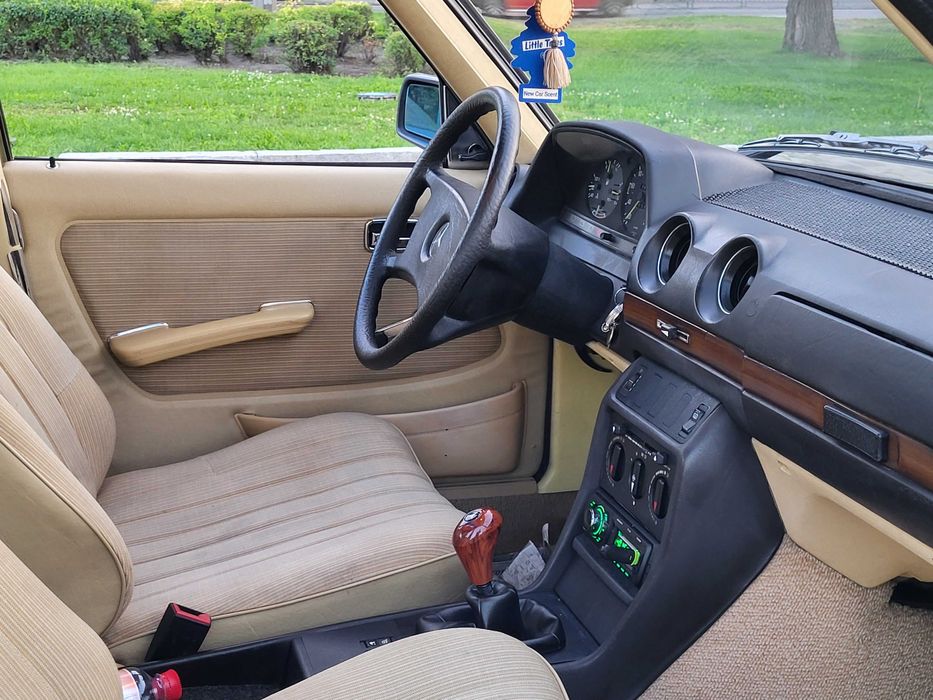 Mercedes. 123  Muzeum Old Cars Cypress Green