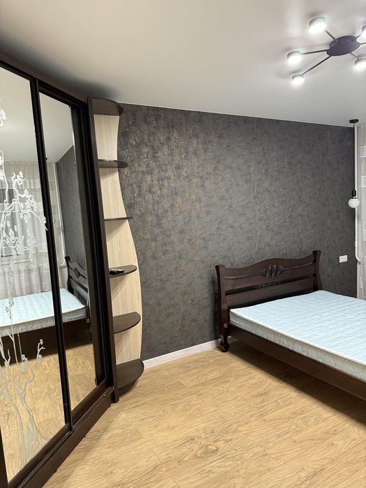 Здається в оренду двокімнатна з сучасним ремонтом