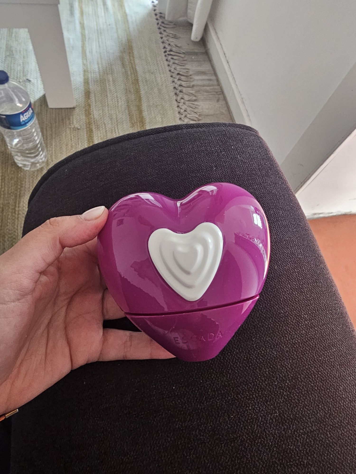 vendo perfume escada novo